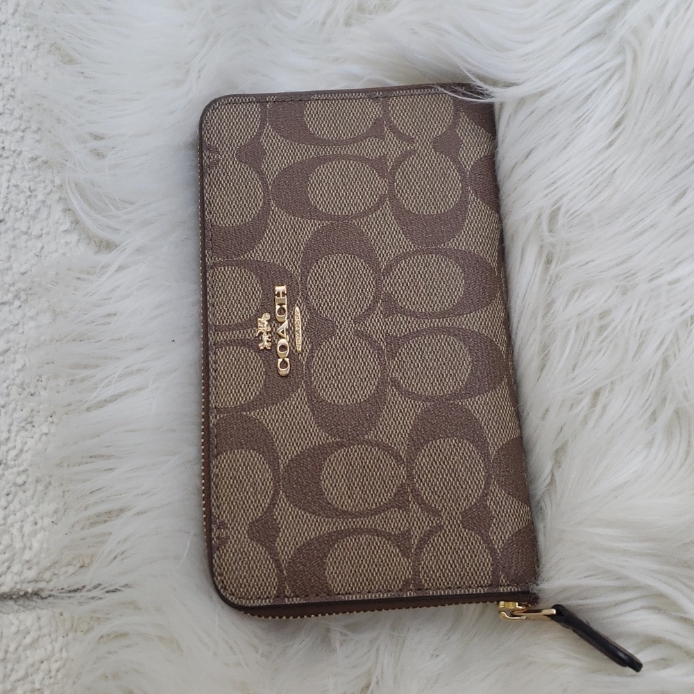 Coach Medium Id Zip Wallet In Signature Canvas.